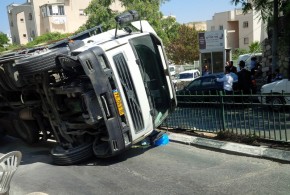 נס: משאית התהפכה בשעה סואנת – אין נפגעים